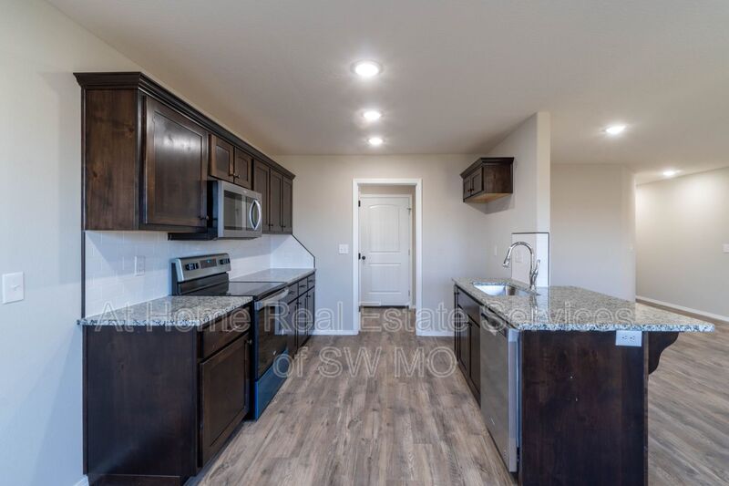 Ozark House: 1805 S 15th Ave