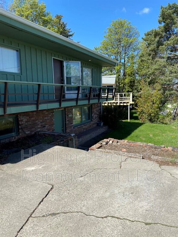 Pullman Condo: 1933 NE Valley Rd