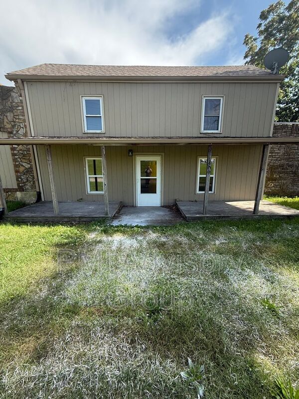 Topeka House: 1409 NE Sardou Ave