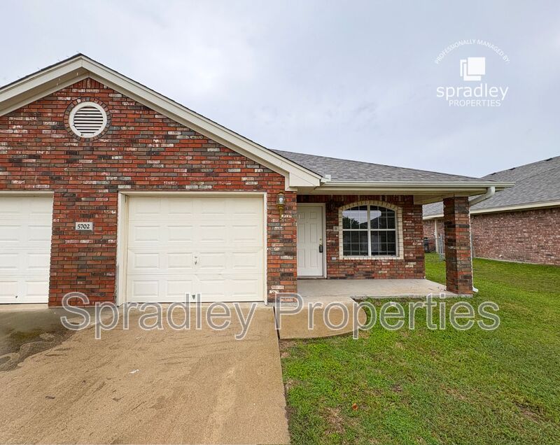 Killeen Townhome: 5702B Luxor Dr