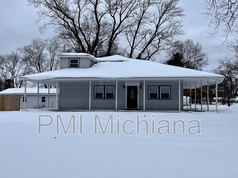 South Bend House: 19901 Oakdale Avenue