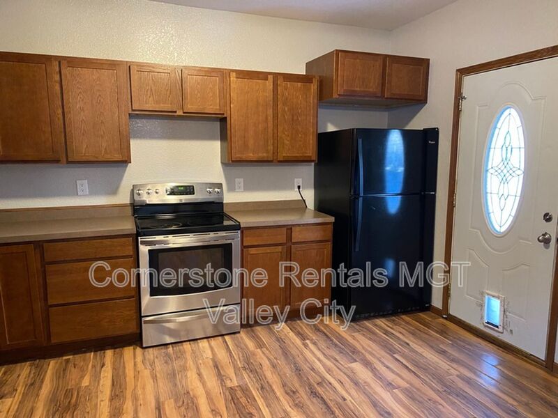 Valley City House: 642 2nd Ave NW