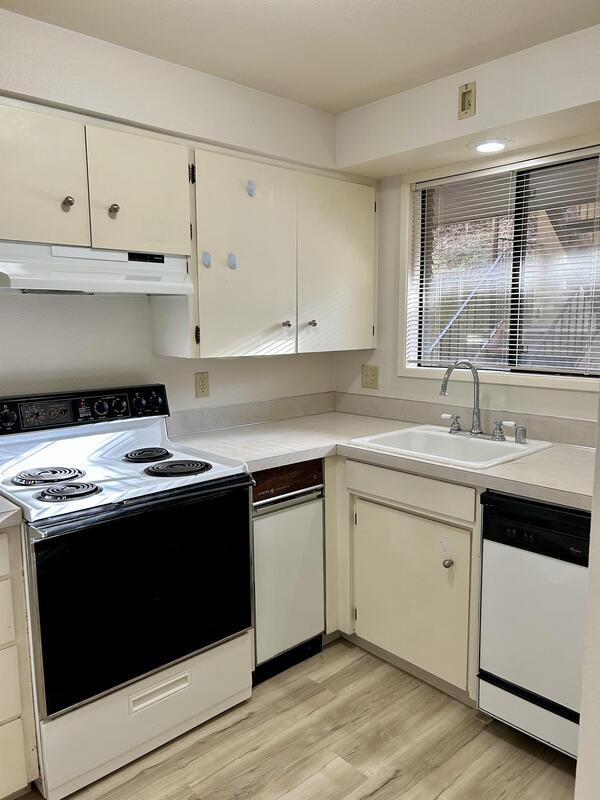 Lynden Condo: 103 La Villa Drive