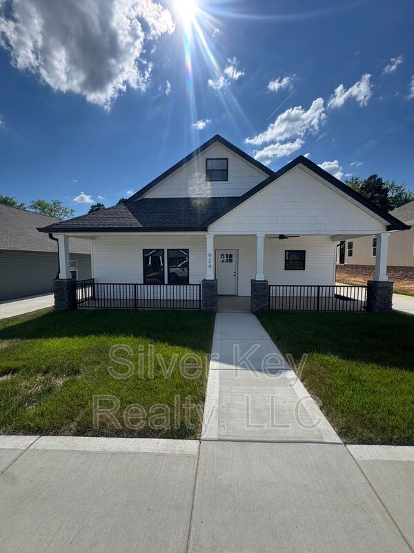 Sweetwater House: 924 Stratford Avenue