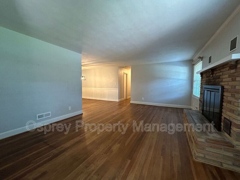 Spacious Brick Ranch Single Family Home!  - Photo 4