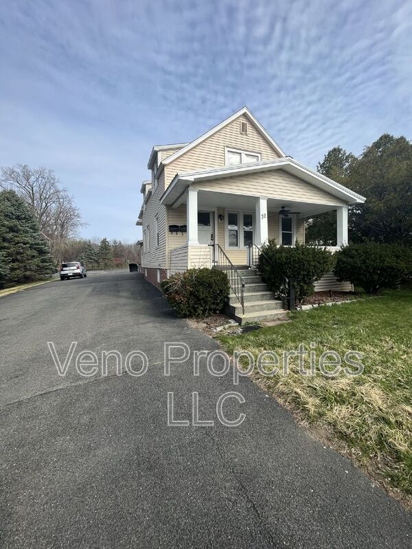 Colonie House: 32 Russell Road Unit 2B