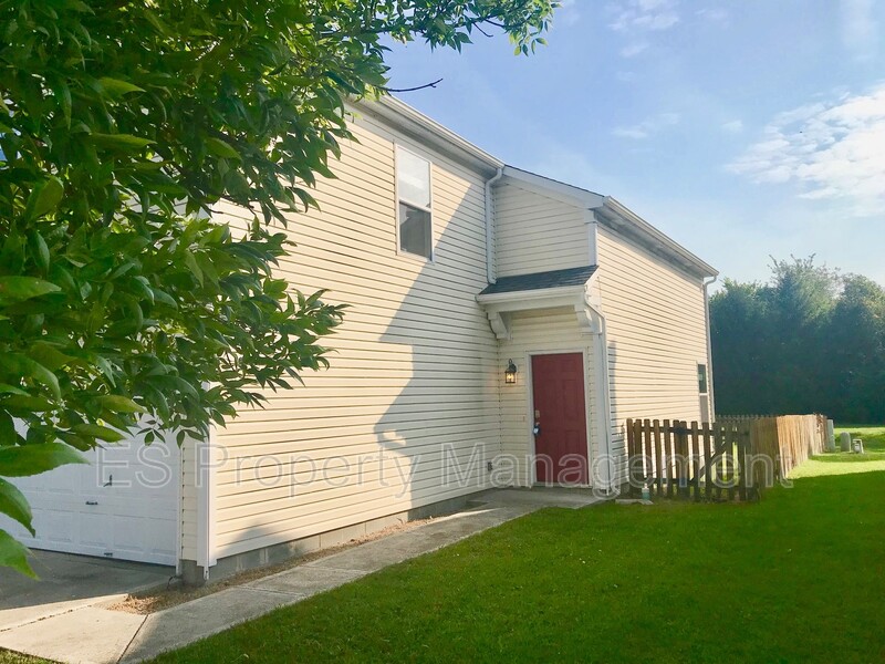 Wonderful 3 Bedroom 2.5 Bathroom Home with Fenced Yard in Plainfield! - Photo 3