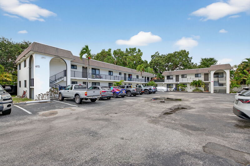 Wilton Manors Condo: 615 NE 26th St