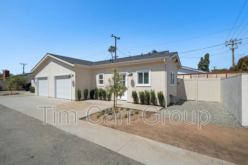 Costa Mesa Condo: 1637 Irvine Avenue