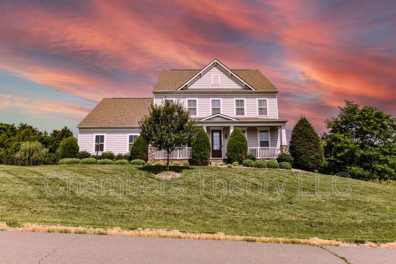 Leesburg House: 15783 Berkhamstead Place