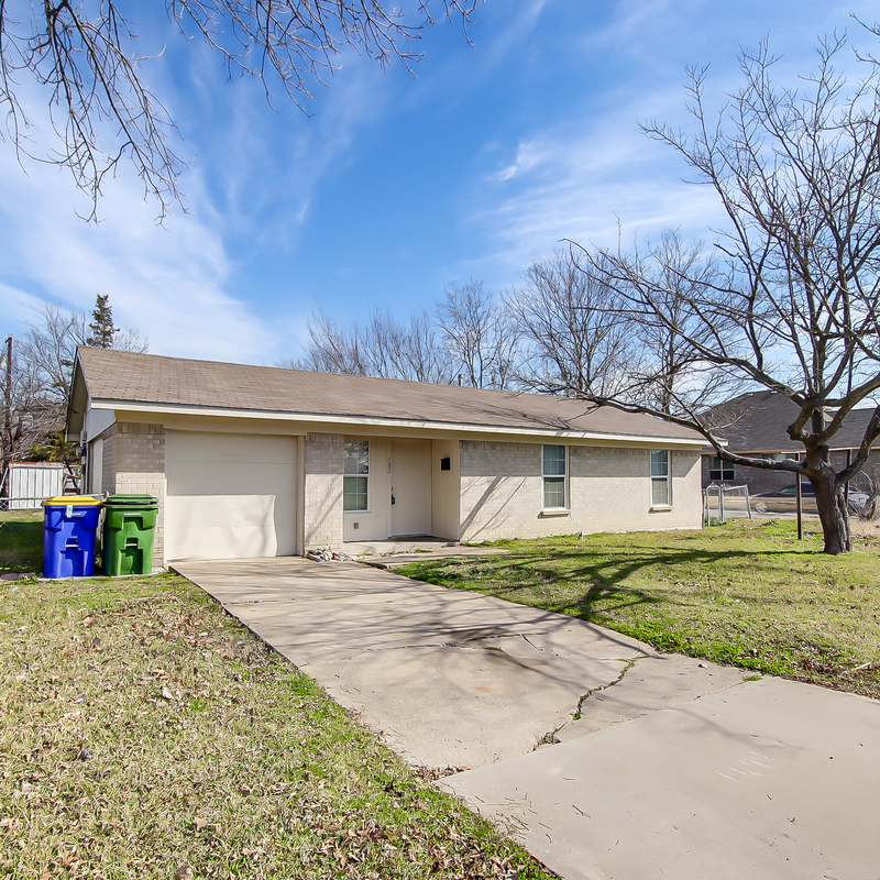 Seagoville House: 702 Catherine Lane