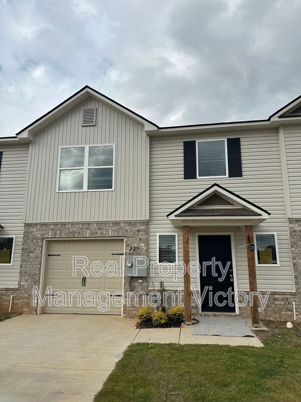 Lincoln House: 231 Driftwood Lane