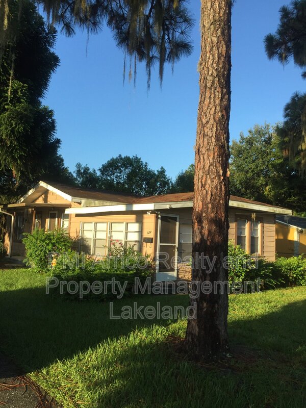 Lakeland House: 124 Bassedena Cir S