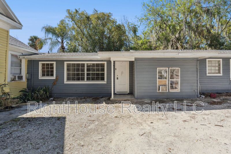 Leesburg House: 1508 W Main St