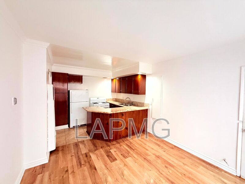 Los Angeles House: 1266 N Serrano