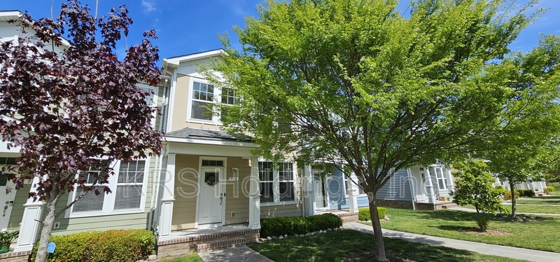 Hampton House: 818 Celia Ct