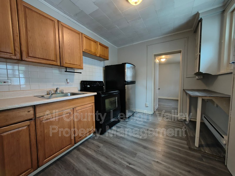 Main image for 114 S 8th St