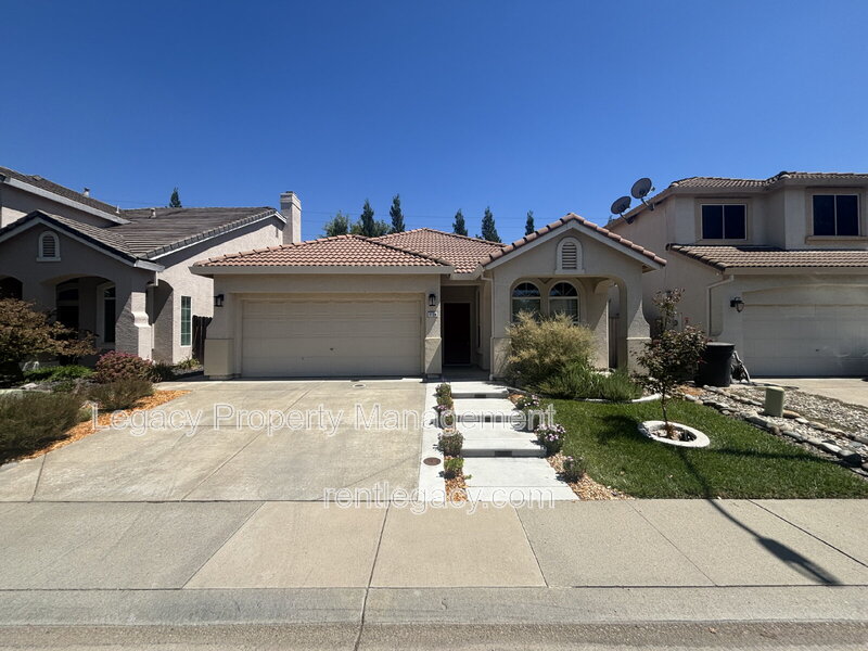 Roseville House: 1724 Magenta Dr