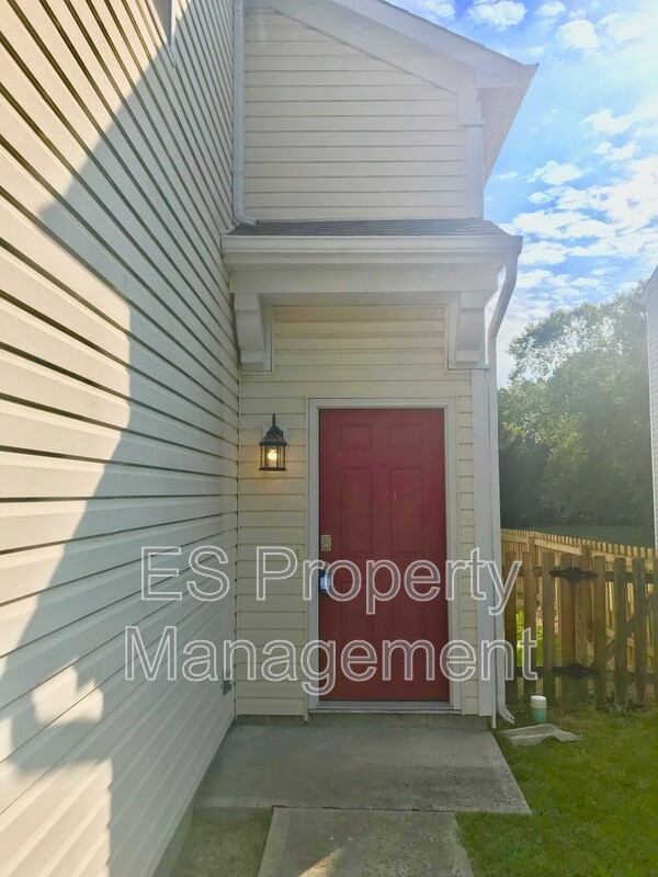 Wonderful 3 Bedroom 2.5 Bathroom Home with Fenced Yard in Plainfield! - Photo 4