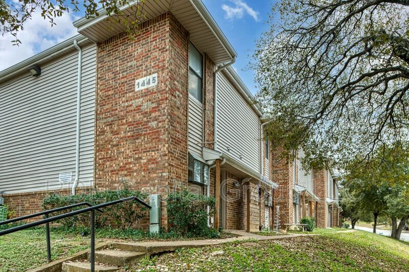 Fort Worth House: 1423 Weiler Blvd