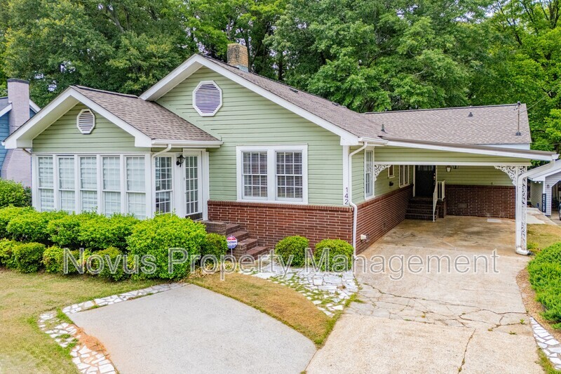 Carrollton House: 142 Oak Avenue