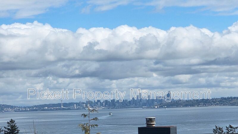 Port Orchard House: 2397 Alaska Ave E