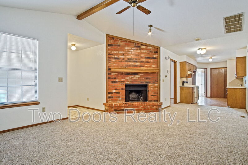 Midwest City House: 8910 Oak Valley Dr