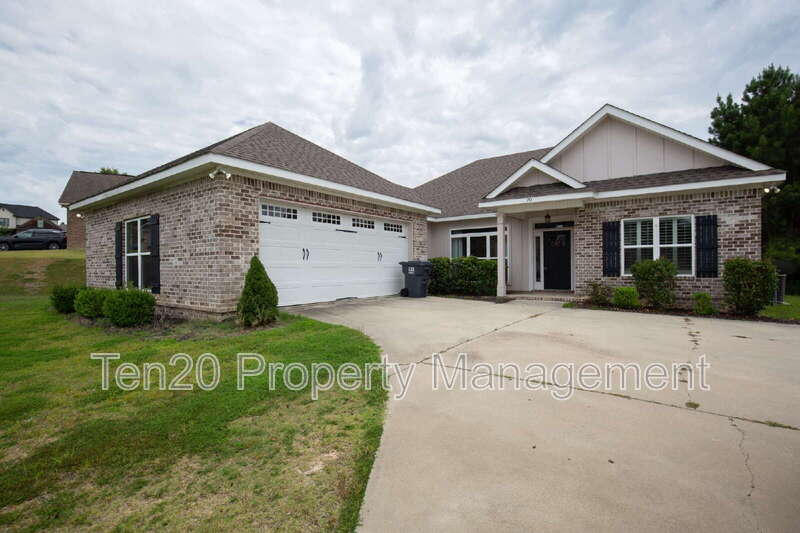 Smiths Station House: 70 Tree Top Hill