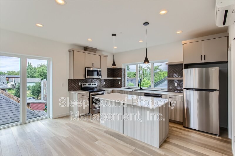 Portland Condo: 2135 SE 12th Ave