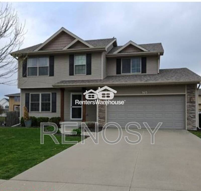 Waukee House: 165 SE Pleasant View Drive