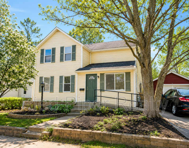 Freeport House: 427 W Clark St