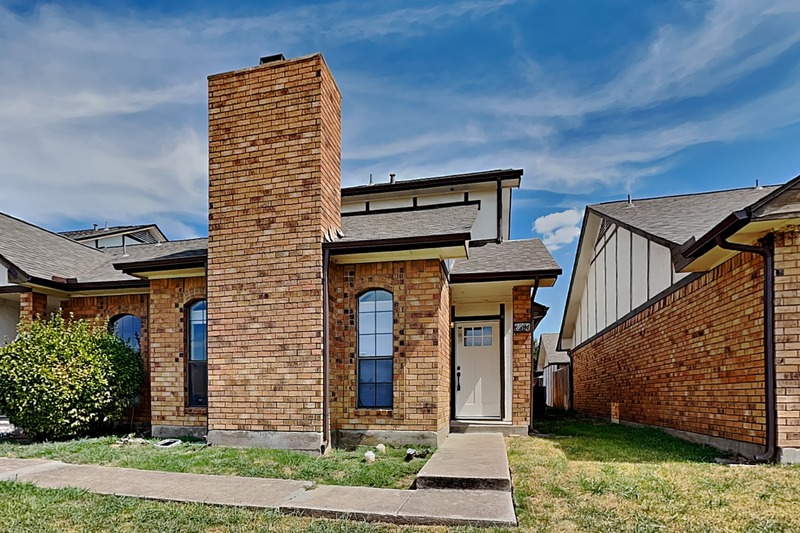 Rowlett House: 6204 Alissa Dr