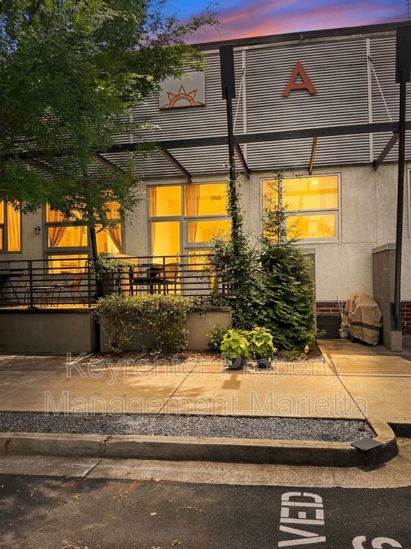 Atlanta House: 195 Arizona Avenue