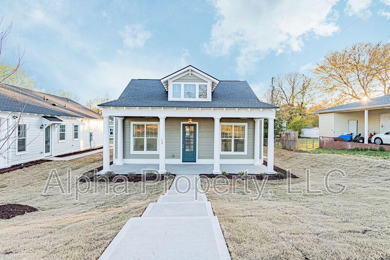 Travelers Rest House: 12 Magnolia Drive