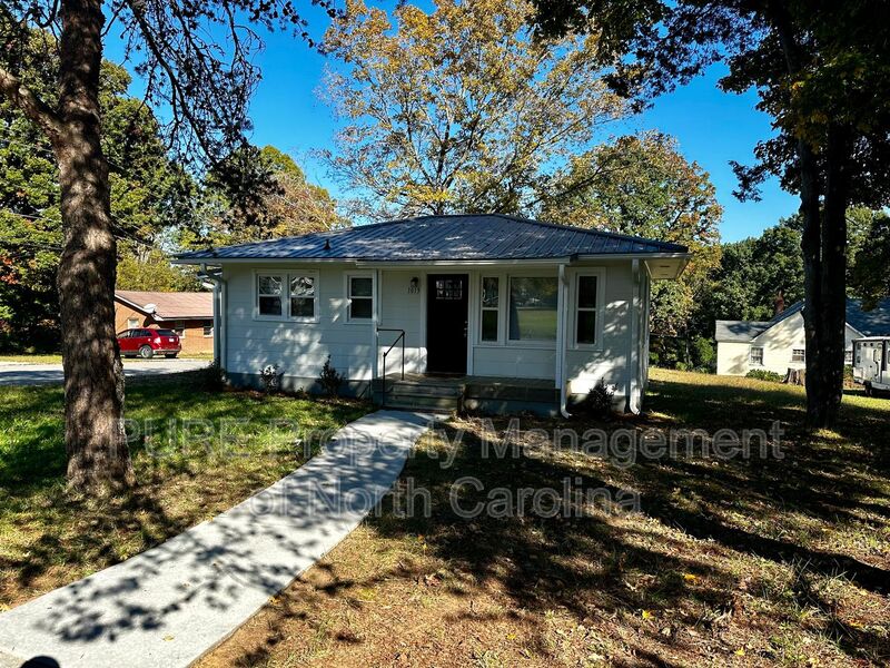 Lexington House: 1013 Eleanor Dr