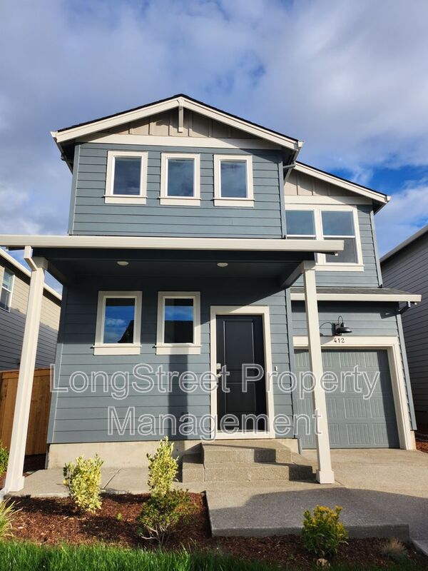 Salem House: 412 Lost Lake St NE