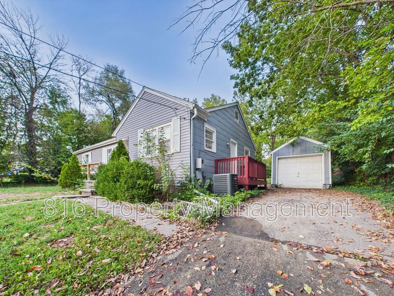 Kansas City House: 115 North Riley Street