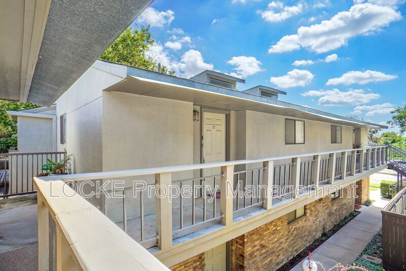 Fort Worth House: 4908 Byers Ave