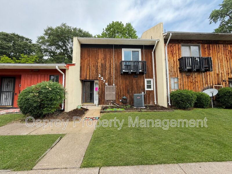 Spacious 3-Bedroom Norfolk Townhome with In-Unit Laundry and Fenced Outdoor Space - Photo 1