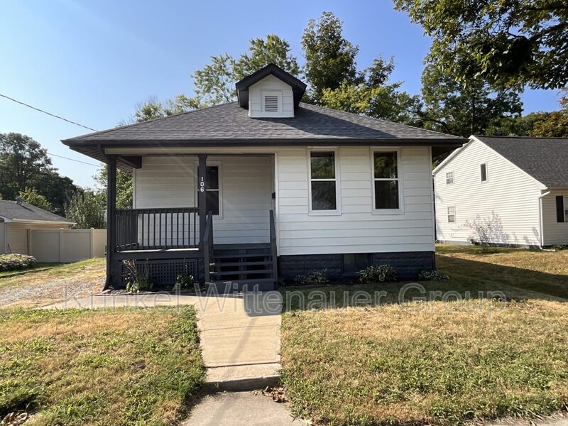 Mascoutah House: 106 E Phillips St
