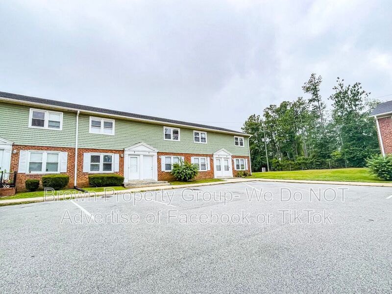 Fayetteville House: 2113 Grand Prix Dr