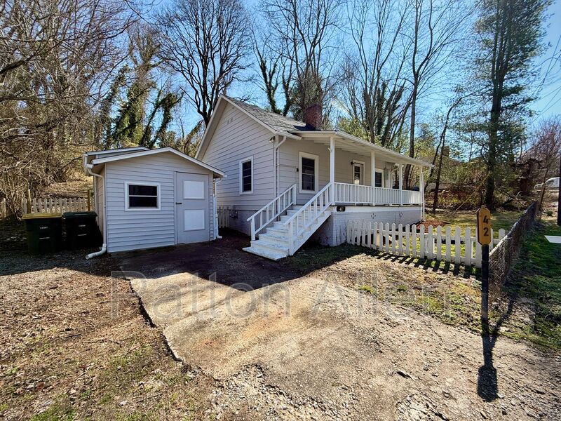 Woodfin House: 42 6th St