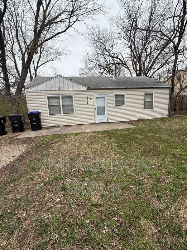 Topeka House: 218 Southeast Pinecrest Drive