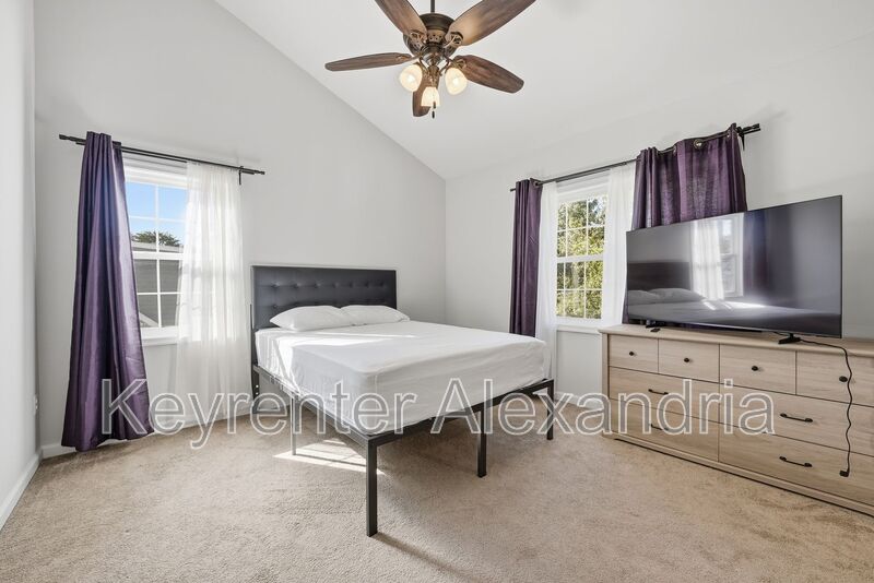 Alexandria House: 6022 Rixey Dr