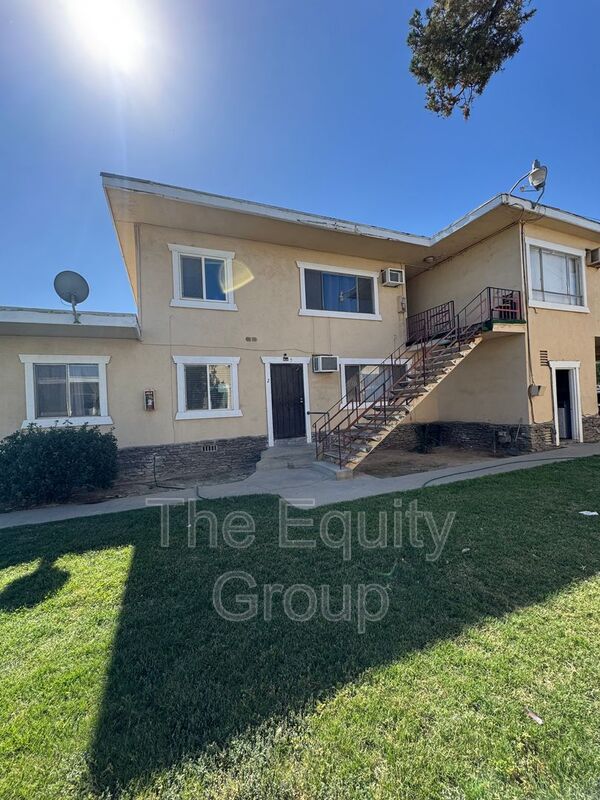Hanford Condo: 570 South Richmond Avenue