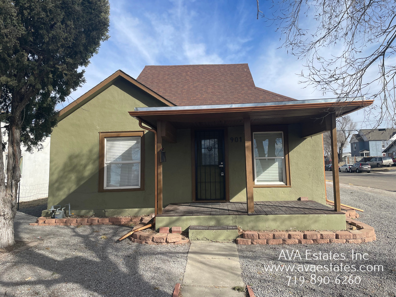 Pueblo House: 901 W 17th St