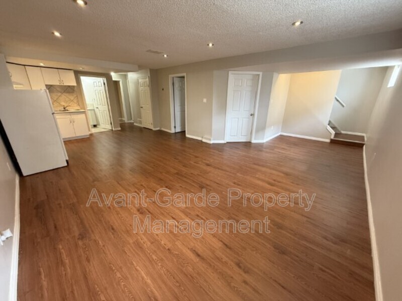 Edmonton House: 11635 111a Ave