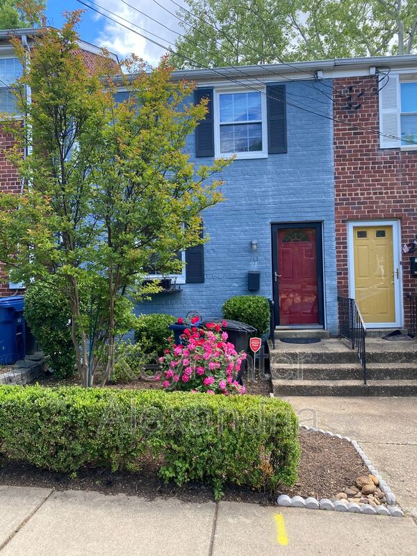 Alexandria Townhome: 213 Aspen Street