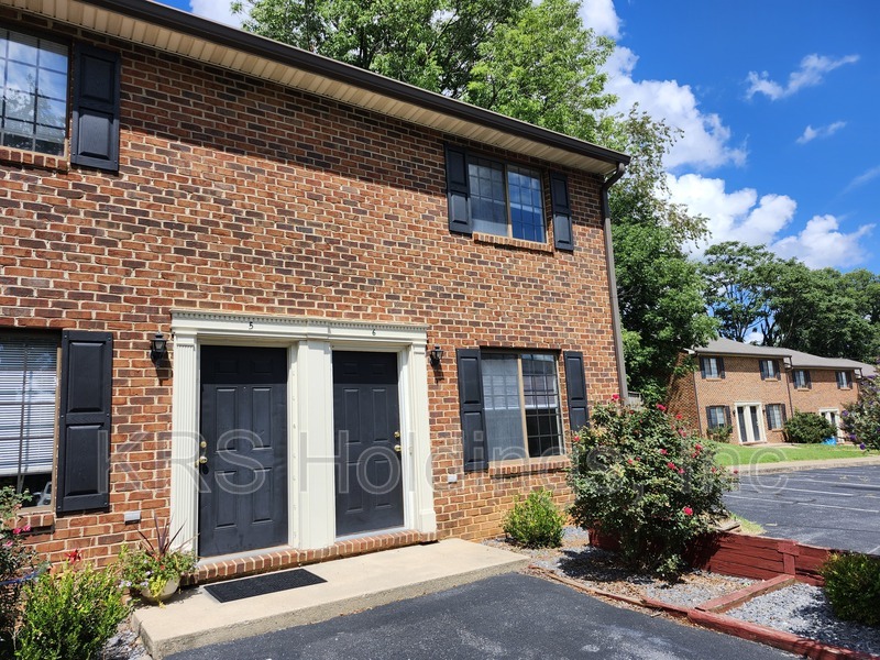 Staunton Townhome: 211 S Waverley St