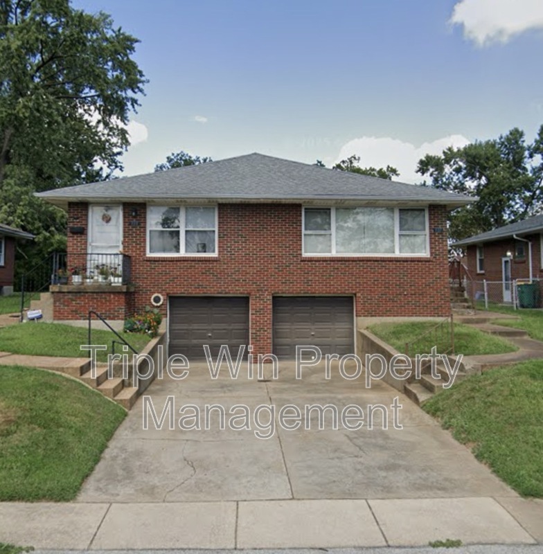 SAINT LOUIS House: 937 CHAIN OF ROCKS DR